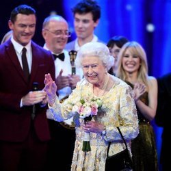Isabel II recibe un ramo de flores durante el concierto en honor a su 92 cumpleaños