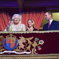 Isabel II saludando al público del Royal Albert Hall desde su palco de honor