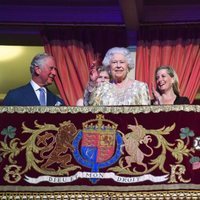 Isabel II saludando al público del Royal Albert Hall desde su palco de honor