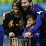 Leo Messi y Antonella Roccuzzo con su hijo Thiago celebrando la Copa del Rey 2018