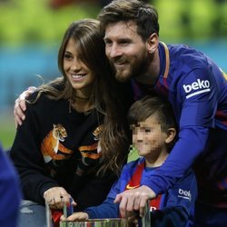 Leo Messi y Antonella Roccuzzo con su hijo Thiago celebrando la Copa del Rey 2018
