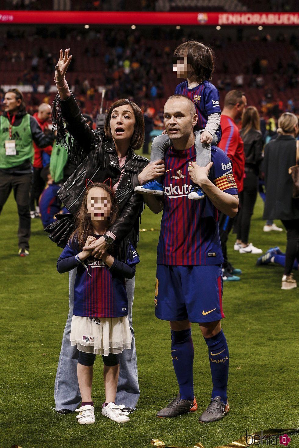 Andrés Iniesta y Anna Ortiz con sus hijos Valeria y Paolo Andrea celebrando la Copa del Rey 2018