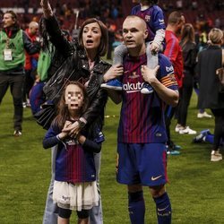 Andrés Iniesta y Anna Ortiz con sus hijos Valeria y Paolo Andrea celebrando la Copa del Rey 2018