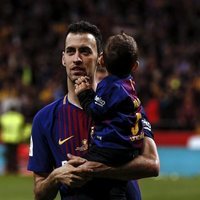 Sergio Busquets con su hijo Enzo celebrando la Copa del Rey 2018