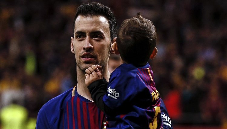 Sergio Busquets con su hijo Enzo celebrando la Copa del Rey 2018