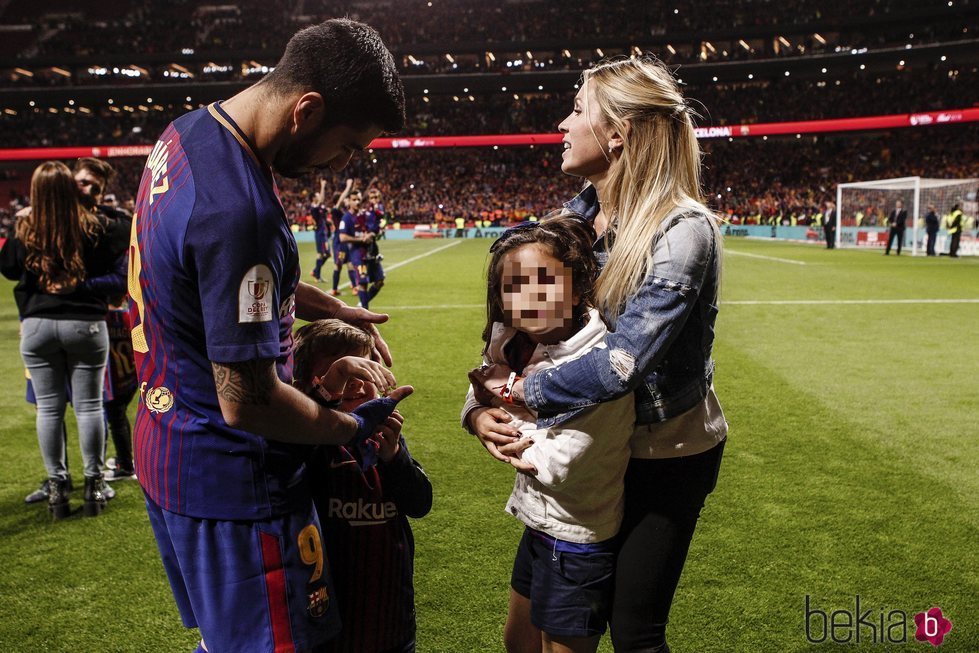 Luis Suárez y Sofia Balbi con sus hijos Delfina y Benjamín celebrando la Copa del Rey 2018