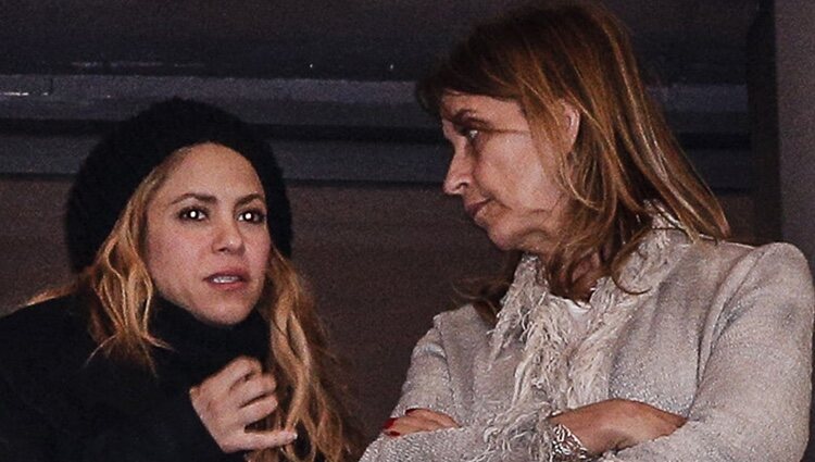 Shakira y Montserrat Bernabeu viendo la final de la Copa del Rey 2018 entre el Sevilla y el Barça
