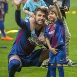 Gerard Piqué con sus hijos Milan y Sasha celebrando la Copa del Rey 2018