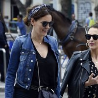 Paula Echevarría con una amiga paseando por las calles de Málaga