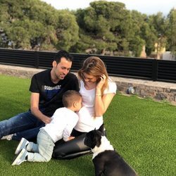 Sergio Busquets, Elena Galera y su hijo Enzo anunciando que esperan su segundo hijo