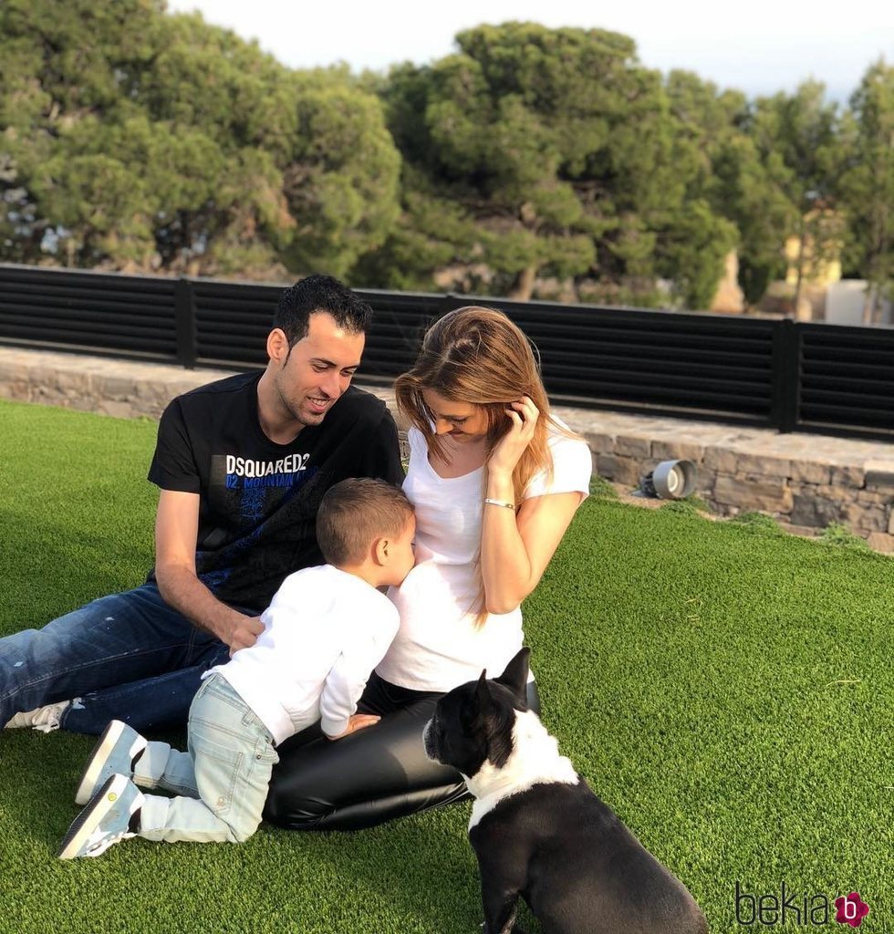 Sergio Busquets, Elena Galera y su hijo Enzo anunciando que esperan su segundo hijo