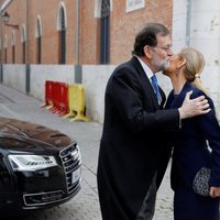 Mariano Rajoy  y Cristina Cifuentes se saludan en la entrega del Premio Cervantes 2017