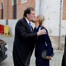 Mariano Rajoy  y Cristina Cifuentes se saludan en la entrega del Premio Cervantes 2017