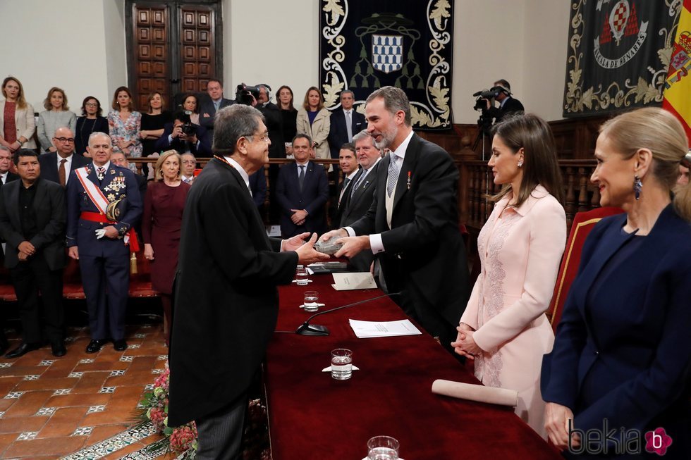 El Rey Felipe VI le entrega la medalla del Premio Cervantes 2017 a Sergio Ramírez