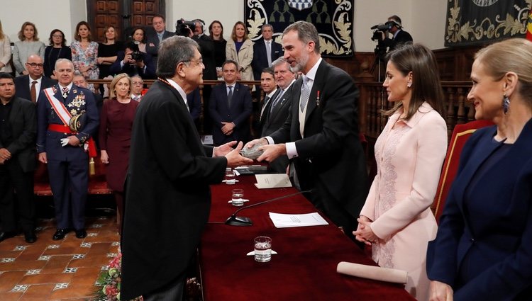 El Rey Felipe VI le entrega la medalla del Premio Cervantes 2017 a Sergio Ramírez