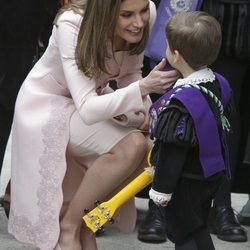 La Reina Letizia hablando con un niño pequeño tras la ceremonia del Premio Cervantes 2017