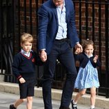 El Príncipe Guillermo de Inglaterra con sus hijos Carlota y Jorge yendo a ver a su hermano pequeño