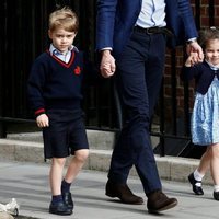 El Príncipe Jorge y la Princesa Carlota de Cambridge llegando a ver a su hermano al hospital