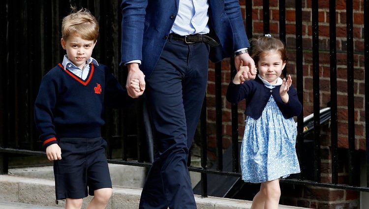 El Príncipe Jorge y la Princesa Carlota de Cambridge llegando a ver a su hermano al hospital