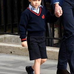 El Príncipe Jorge de Cambridge de la mano de su padre el Príncipe Guillermo de Inglaterra