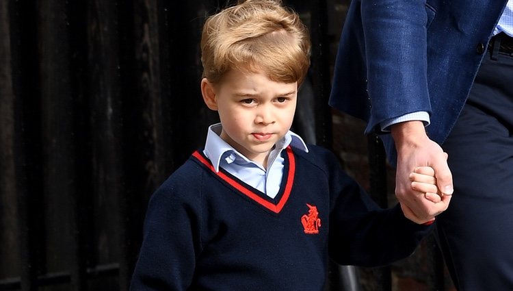 El Príncipe Jorge de Cambridge de la mano de su padre el Príncipe Guillermo de Inglaterra