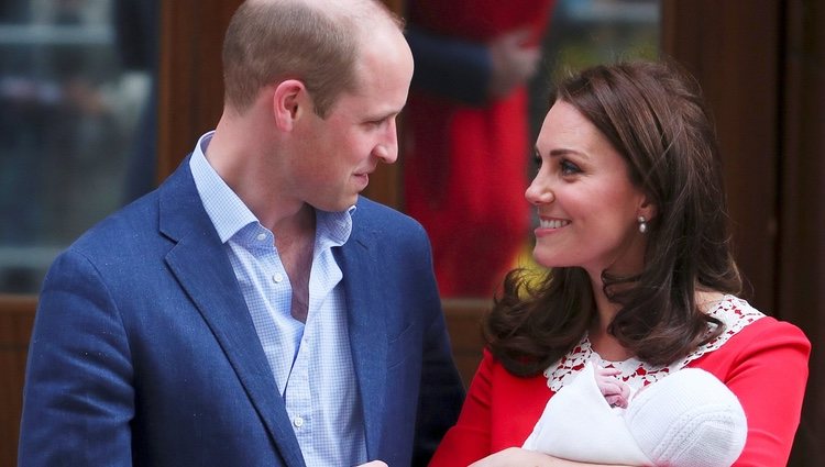 Los Duques de Cambridge presentan a su tercer hijo