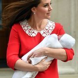 Kate Middleton con su tercer hijo en brazos
