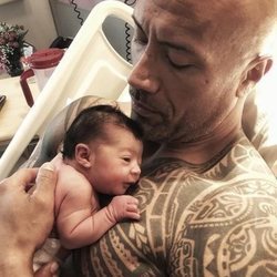 Dwayne Johnson presenta a su tercera hija en Instagram