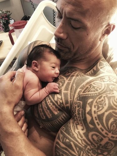 Dwayne Johnson presenta a su tercera hija en Instagram