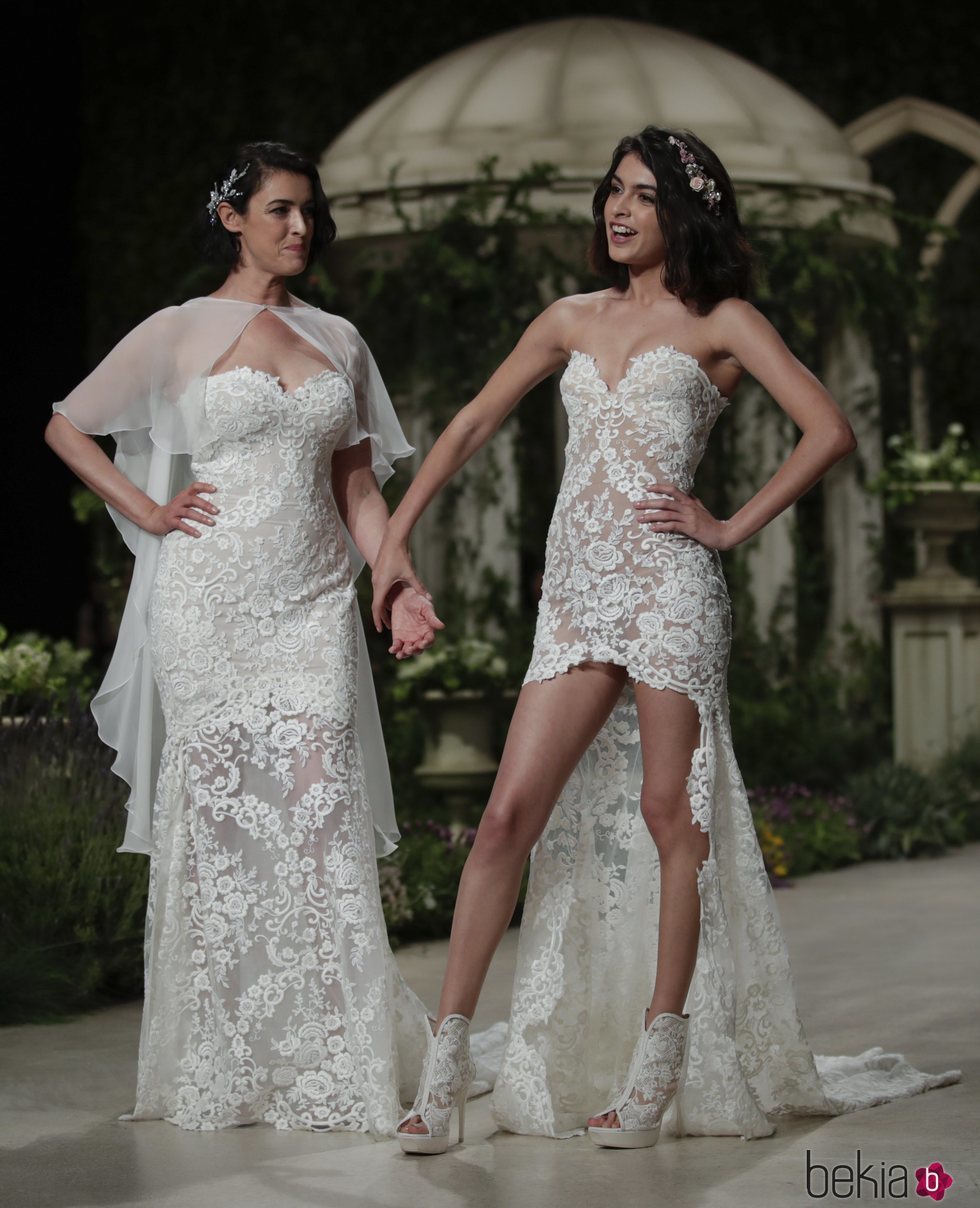 Blanca Romero y Lucía Rivera posan durante el desfile de Pronovias de la Barcelona Bridal Fashion Week 2018