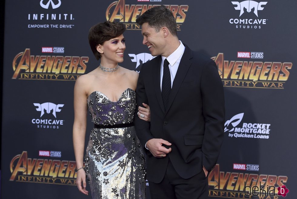 Scarlett Johansson y Colin Fost mirándose muy cómplices