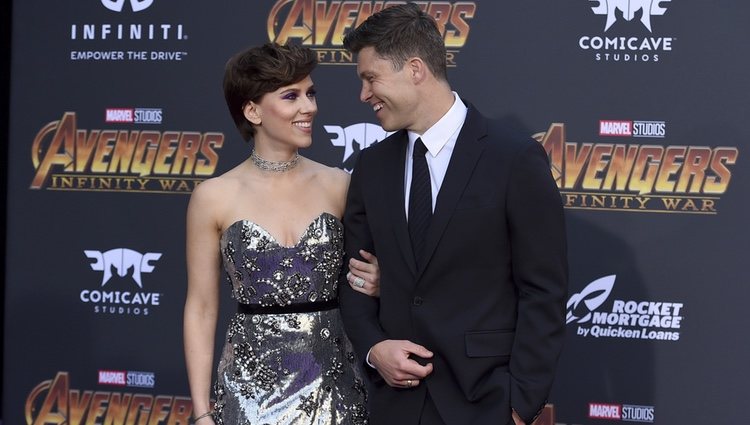 Scarlett Johansson y Colin Fost mirándose muy cómplices
