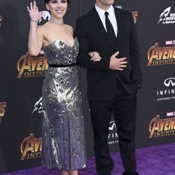 Scarlett Johansson y Colin Fost en la presentación de 'Avengers: Infinity War'
