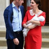El Príncipe Guillermo y Kate Middleton se dedican una tierna mirada en la presentación de su tercer hijo