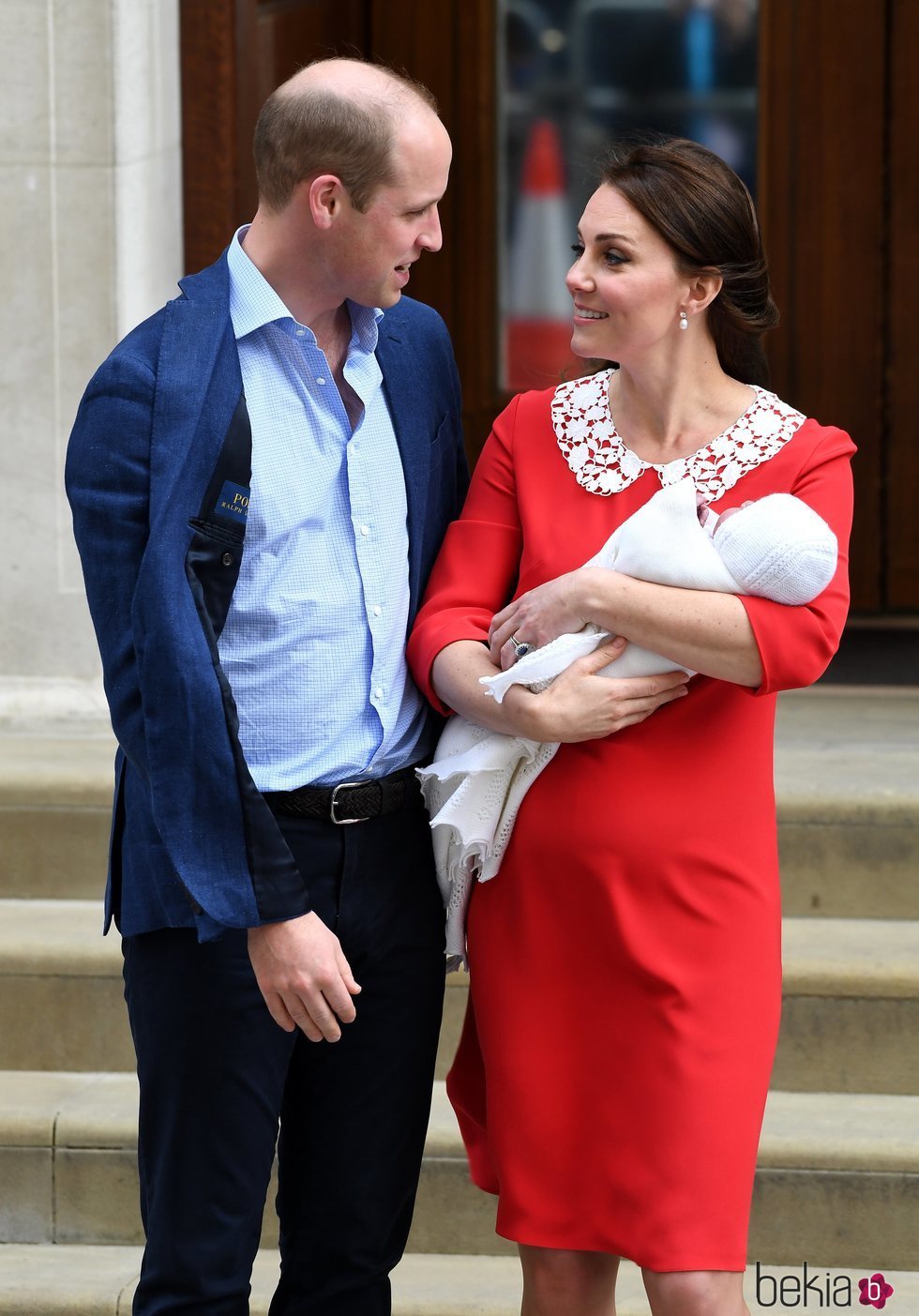 El Príncipe Guillermo y Kate Middleton se dedican una tierna mirada en la presentación de su tercer hijo