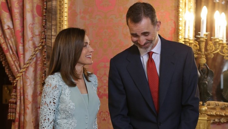 Los Reyes Felipe y Letizia bromean en el almuerzo previo a la entrega del Premio Cervantes 2017