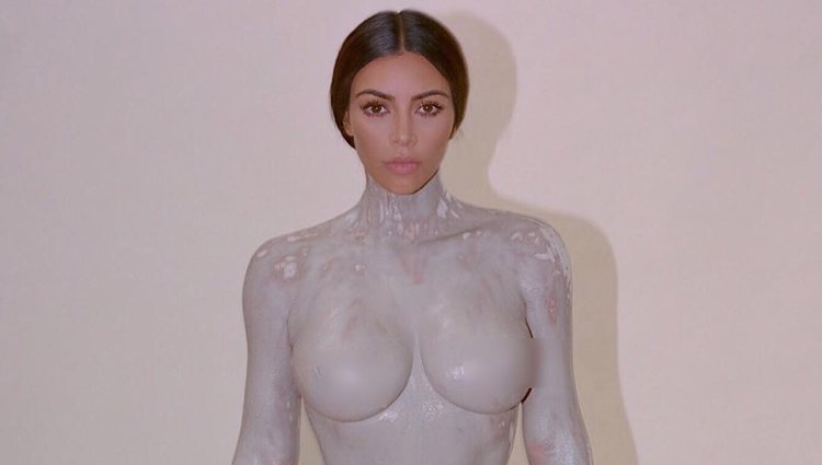 Kim Kardashian totalmente desnuda para la promoción de su nueva fragancia