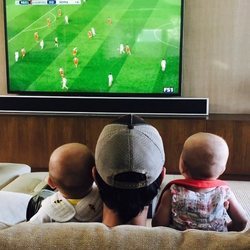 Enrique Iglesias viendo el fútbol con sus gemelos