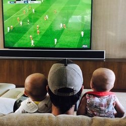 Enrique Iglesias viendo el fútbol con sus gemelos