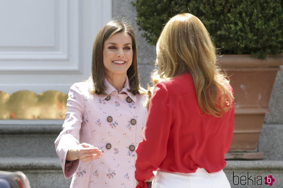 La Reina Letizia recibe con mucho cariño a Angélica Rivera en La Zarzuela