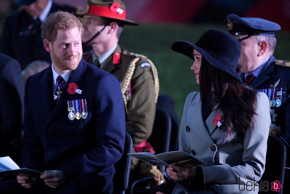 El Príncipe Harry y Meghan Markle se dedican una tierna mirada en el Anzac Day 2018