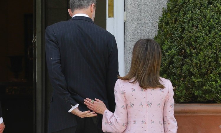 La Reina Letizia tiene un gesto de cariño con el Rey Felipe en las escaleras de La Zarzuela