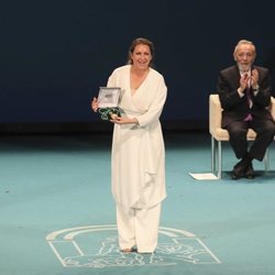 Niña Pastori recogiendo la Medalla de Andalucía 2018
