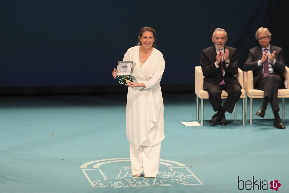Niña Pastori recogiendo la Medalla de Andalucía 2018