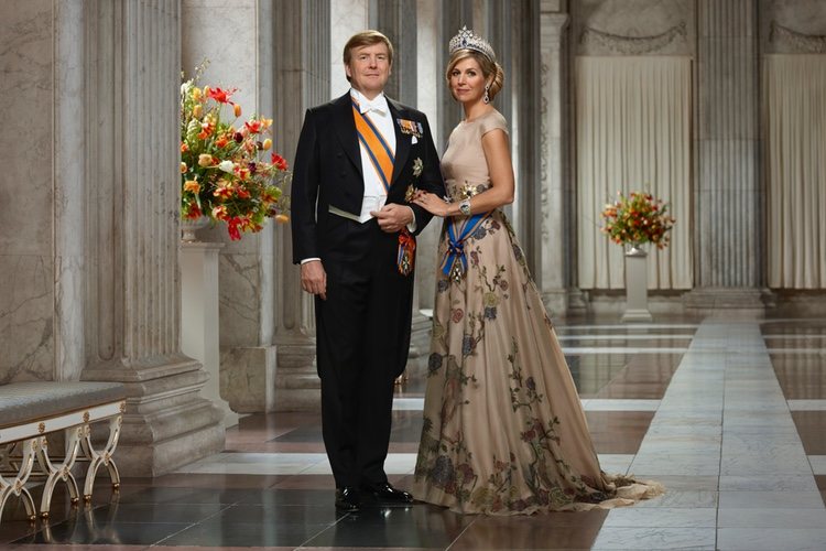Guillermo Alejandro y Máxima de Holanda posan como Reyes de Países Bajos