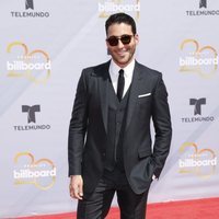 Miguel Ángel Silvestre en la alfombra roja de los Premios Billboard de la Música Latina de 2018