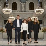Guillermo Alejandro y Máxima de Holanda posan con sus hijas por el quinto aniversario de reinado del Rey de Países Bajos