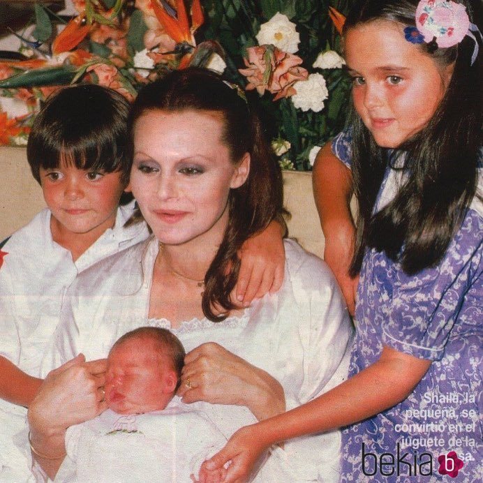 Rocío Dúrcal junto a sus hijos Carmen, Antonio y Shaila