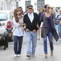 Antonio Morales 'Junior' junto a sus hijos Carmen, Antonio y Shaila Morales paseando por Ibiza