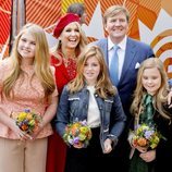 Los Reyes de Holanda posan sonrientes junto a sus tres hijas